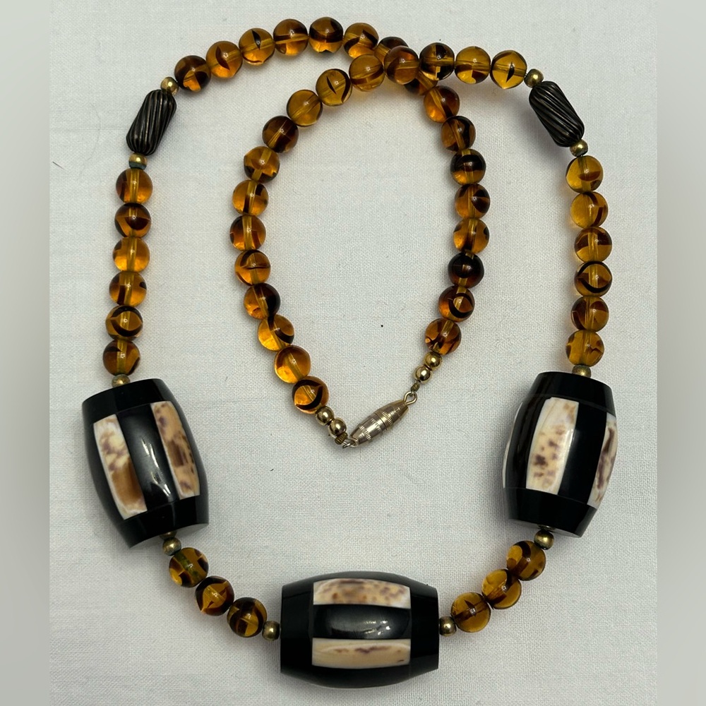 Beautiful vintage necklace. Possibly Shell/Mother of pearl/Horn/Glass beads